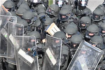 Wie hier beim G20-Gipfel in Hamburg werden Polizisten immer stärker angegriffen.