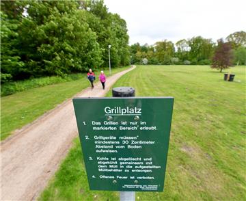 Wie hier im Speckenbütteler Park weisen nun Schilder auf die neue Grillordnung hin.
