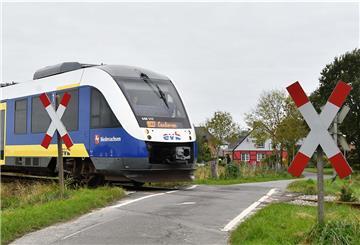 Wie hier in Mulsum gibt es in der Gemeinde Wurster Nordseeküste derzeit 17 unbeschrankte Bahnübergänge.