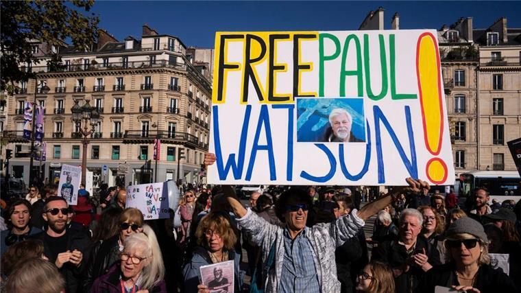 Aktivist Paul Watson: Grönland beendet monatelanges Ringen um Auslieferung Wie hier in Paris im Oktober wurde mehrmals für Watson demonstriert. (Archivbild)