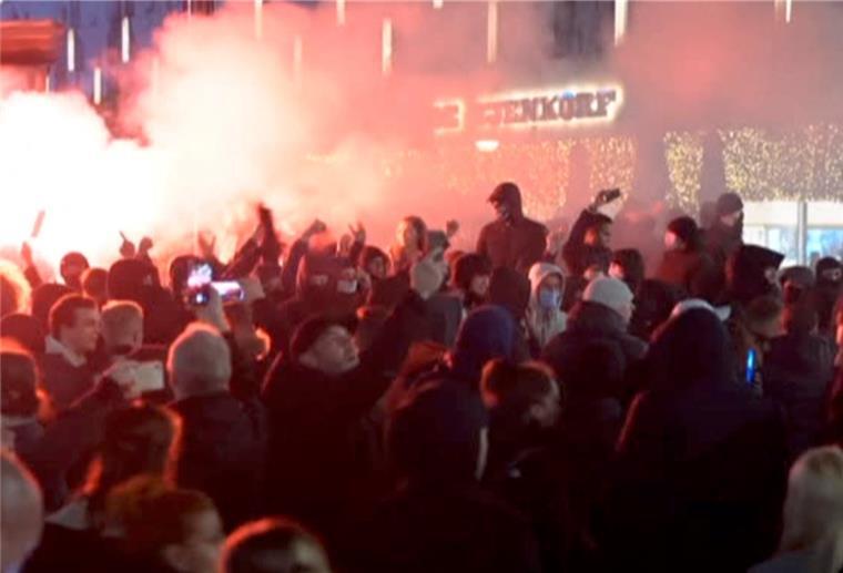 Corona-Proteste und Gewalt in den Niederlanden Demonstranten protestieren in Rotterdam gegen die von der Regierung geplanten Einschränkungen aufgrund der Coronavirus-Pandemie