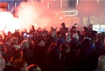 Demonstranten protestieren in Rotterdam gegen die von der Regierung geplanten Einschränkungen aufgrund der Coronavirus-Pandemie