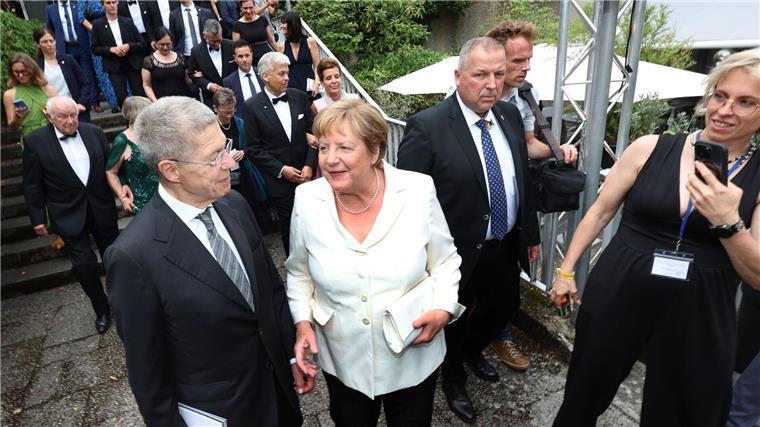 Roter Teppich für die Politik - Bayreuth-Start nach Gewitter Wie ihnen der erste Aufzug der „Meistersinger“ wohl gefallen hat? Angela Merkel und Joachim Sauer sind Wagner-Fans.