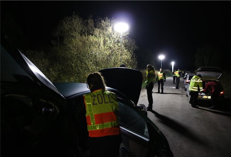 Bei Tempo 195 von Polizei ausgebremst Wie im vergangenen Jahr auch gab es eine Großkontrolle am Wesertunnel. Dabei wurden die Nordenhamer Polizeibeamten von Polizisten aus Brake, Schiffdorf, Delmenhorst, Oldenburg, vom Zoll und dem Technischen Hilfswerk unterstüzt.