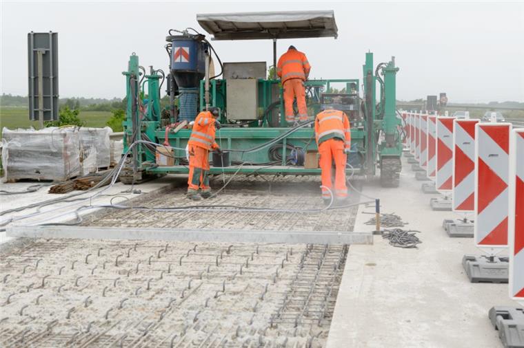 A27: Arbeiten an der Moorbrücke beginnen wieder Wie im vergangenen Jahr werden mit solch einer Maschine 80000 Löcher für die Anker in die „Moorbrücke“ gebohrt.