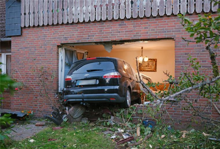 Ungewöhnlicher Unfall: Auto kracht ins Wohnzimmer Wie ist das denn passiert? Ein Auto fährt durch die Fensterfront eines Hauses. Die Polizei ermittelt.