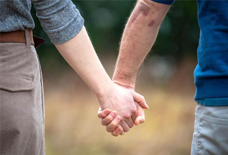 Die „Fünf Sprachen der Liebe“: Populär - und problematisch Wie kann man eine gute Beziehung führen? Gary Chapman antwortet darauf mit den „Fünf Sprachen der Liebe“.