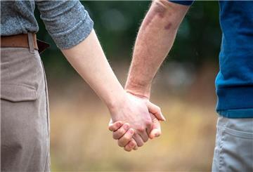 Wie kann man eine gute Beziehung führen? Gary Chapman antwortet darauf mit den „Fünf Sprachen der Liebe“.