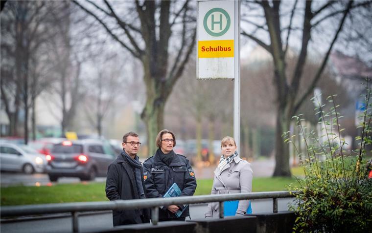 Kann Video-Überwachung die Zerstörungswut an Schulen stoppen? Vor einer Bremerhavener Schule begutachten Schuldezernent Michael Frost, Polizeisprecherin Nadine Laue und Isabelle Bornemann von Seestadt-Immobilien die Folgen der Zerstörungswut.