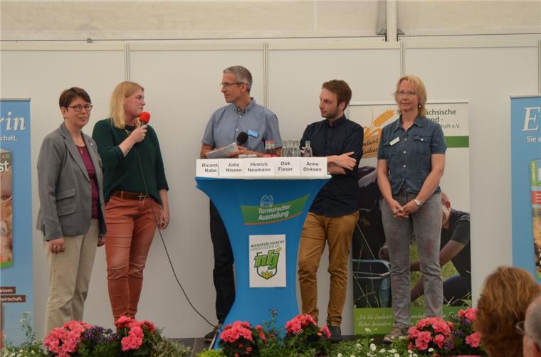 Tarmstedter Ausstellung 2017: "Bauern-Mobbing" ist Thema Wie Landwirte und ihre Familien mit Mobbing und einem Shitstorm umgehen sollten, wurde von den Podiumsteilnehmern Ricarda Rabe (Kirchlicher Dienst im ländlichen Raum) (von links), Julia Nissen (Agrarbloggerin), Hinrich Neumann (Agra-Journalist) sowie Dirk Fisser (Journalist) und Anne Dirksen (Landwirtschaftskammer Niedersachsen) diskutiert.