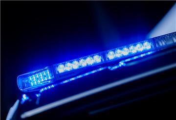  Ein Blaulicht leuchtet auf einem Einsatzwagen der Polizei. 