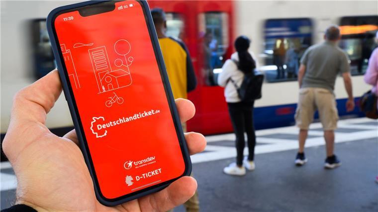 Landkreise warnen: Zukunft des Deutschlandtickets unklar Wie lange wird es das Deutschlandticket noch geben? Die Landkreise fordern Klarheit. (Symbolbild)