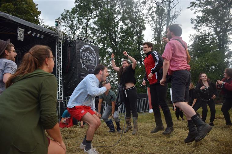 Wie man für ausgelassene Stimmung sorgt, das wissen die Musiker von Drens. Der Frontsänger der Band sprang einfach ins Publikum und sang dort weiter.