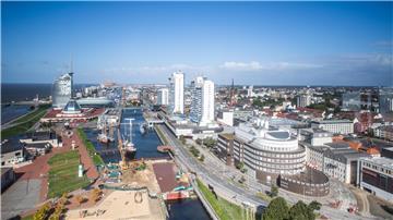 Wie nimmt das Umland Bremerhaven wahr? Blick in Bremerhavens Zentrum vom Radarturm auf den Alten Hafen, die Columbusstraße sowie Havenwelten. Foto: Hartmann