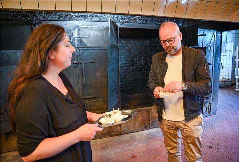 Wie schmeckt die neue Fischhappen-Tour? Bei Dunja Franke testet Thorsten Brockmann Räucherfisch.