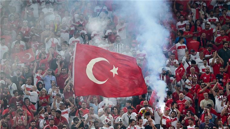 Türkei müht sich ins Achtelfinale Wie schon in den ersten Gruppenspielen unterstützen viele türkische Fans ihr Nationalteam.