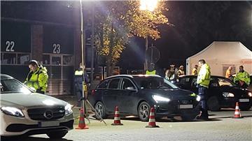 Wie schon mehrfach zuvor, beispielsweise im Oktober 2022 (Bild), kontrollierte die Polizei in der Nacht von Samstag auf Sonntag Hunderte von Autos auf dem Gelände der Straßenmeisterei in Brake an der B 212.