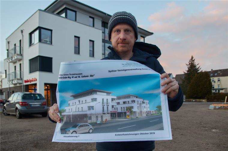 Cuxhavener möchte mit Ärztehaus mehr Mediziner anlocken Wie sein fertiges Bauvorhaben eines Ärztehauses aussehen könnte, zeigt Jörg Spillner anhand einer Skizze.