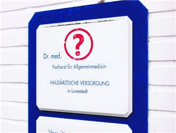 Wie sieht die Zukunft für die Hausarzt-Praxis in Lunestedt aus? Die Patienten hoffen, dass sich eine junge Ärztin oder ein junger Arzt dazu entschließt, an der Lune heimisch zu werden.  Foto Plesse/Grafik Gefers