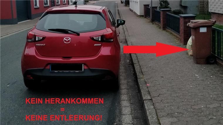 Wesermarsch: Falschparker machen Müllwagenfahrern die Arbeit schwer Wie soll der Greifarm des Müllfahrzeugs hier zur Biotonne gelangen? Dieses Foto ist an der Peterstraße in Elsfleth entstanden.