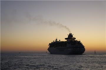 Erstmals Messungen: Wie stark belasten Kreuzfahrtschiffe die Umwelt? Um zu ermitteln, was an Schadstoffen am Kreuzfahrtterminal in die Luft gepustet wird, will das Land Bremen im kommenden Jahr mit einer mobilen Anlage die Abgaswerte ermitteln.