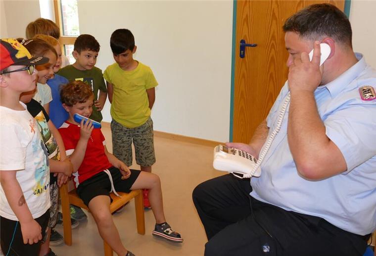 Loxstedter Kita Naseweis: Beim Brandschutz sind die Kinder Profis Kinder bei der Brandschutzerziehung