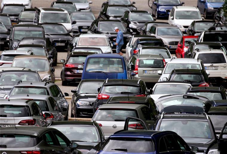 Der Parkplatz der Fellhornbahn in Oberstdorf. Viele Versicherer haben wegen hoher Kosten die Preise in der Kfz-Versicherung erhöht.