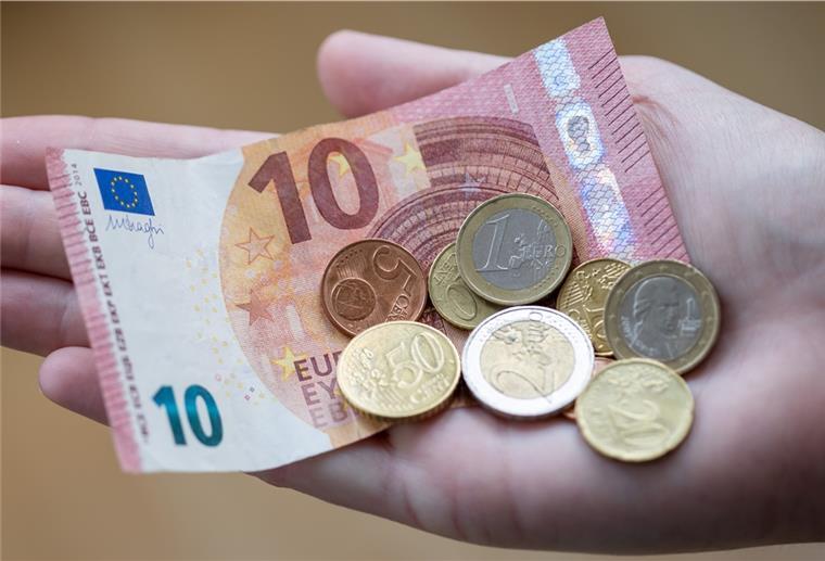 Bargeld in einer Hand.