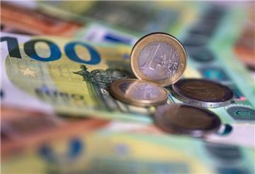 Geldscheine mit dem Wert von 100 und 50 Euro und Münzen liegen auf einem Tisch.
