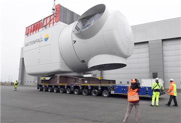 Wie Zwerge wirken die Menschen neben der ersten 11-Mega-Watt-Offshore-Windkraftanlage, die am Freitagmittag erstmals das Werk von Siemens Gamesa in Cuxhaven verlässt.