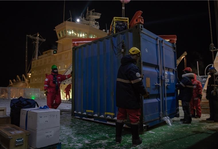 Wie zwischen den Fahrtabschnitten 1 und 2 (Foto) wird wieder umgepackt: Das neue Team für „Polarstern“ ist da.