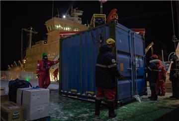 Wie zwischen den Fahrtabschnitten 1 und 2 (Foto) wird wieder umgepackt: Das neue Team für „Polarstern“ ist da.