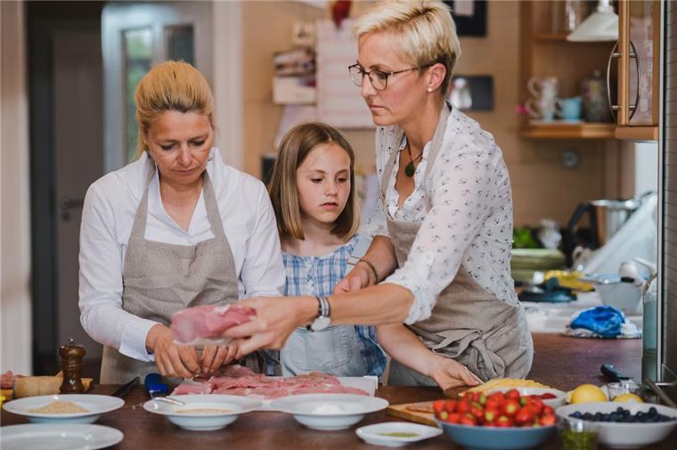Wiebke Icken (rechts) aus Sievern bereitet mit ihrer Tochter Katherine (Mitte) und Freundin Kirstin die Hauptspeise vor. 