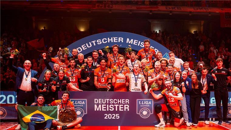 Meister-Bier aus Schuhen: Berlin Volleys feiern Dominanz Wieder deutscher Meister: die Berlin Volleys.