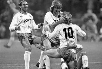 Wieder ein Wunder: Hier jubeln Jonny Otten, Michael Kutzop und Manfred Burgsmüller (von links) nach dem 5:0 gegen Dynamo Berlin in der Saison 1988/1989.