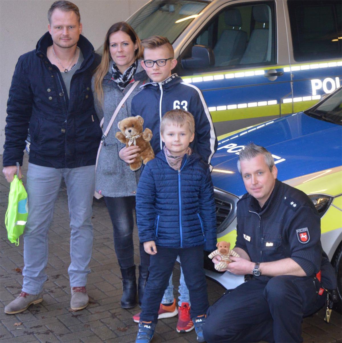 Fahndung mit Happy End: Polizei überreicht 6-Jährigem vermissten Teddy Wieder vereint: Der sechsjährige Fynn aus dem Kreis Aurich hat seinen Teddy-Bären wieder. Autobahnpolizist Stefan Becks gab dem Jungen sein vermisstes Kuscheltier zurück.