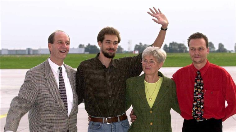 Lebenslange Haft für Entführer der Familie Wallert Wieder vereint: Marc Wallert (2.v.l.) stellt sich im September 2000 auf dem Flughafen von Hannover zusammen mit seinen Eltern Renate und Werner und seinem Bruder Dirk (r) zu einem Gruppenfoto auf. (Archivbild)