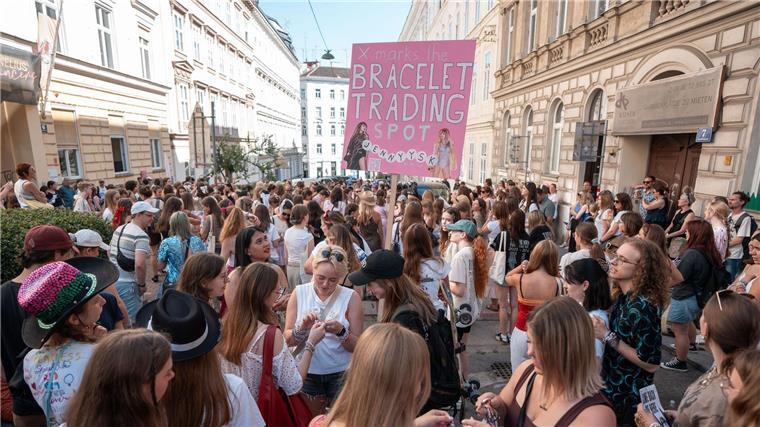 Get-together von Swifties in Wien ein Jahr nach Terroralarm Wien am Freitag: Taylor-Swift-Fans versammeln sich und tauschen Armbänder aus.