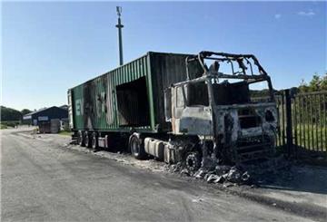 Wieso der Lkw in Flammen aufging und ausbrannte, ist noch völlig unklar.
