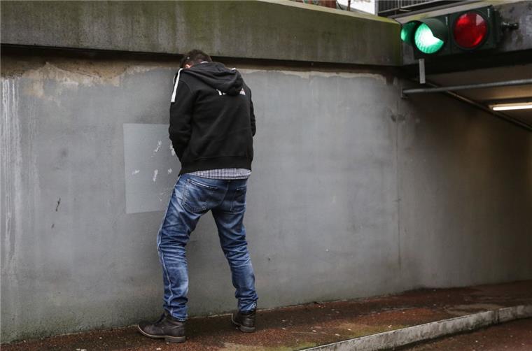 Ekelhafter Vorfall: Polizei in Goslar fahndet nach Wühltisch-Pinkler Wildpinkeln geht überhaupt nicht. In Goslar hat ein Mann in einem Kaufhaus auf einen Wühltisch gepinkelt.