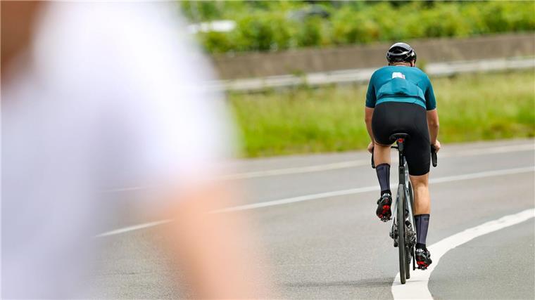 Zwei Rennradfahrer stürzen schwer wegen eines Rehs Wildunfall mit einem Rennrad-Fahrer. (Symbolbild)
