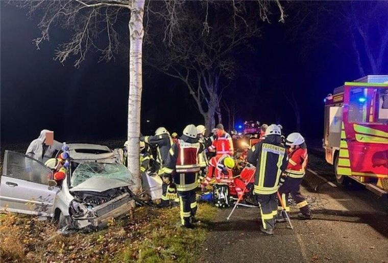 19-Jähriger prallt gegen Baum – Rettung per Hubschrauber Wildwechsel führte zu schwerem Unfall auf der K75: Ein Fahrer wurde aus dem Wrack befreit und in eine Klinik gebracht. Beifahrerin leicht verletzt.