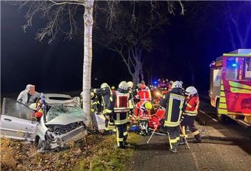 Wildwechsel führte zu schwerem Unfall auf der K75: Ein Fahrer wurde aus dem Wrack befreit und in eine Klinik gebracht. Beifahrerin leicht verletzt.