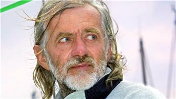Wilfried Erdmann steht auf seiner  Segel-Yacht „Kathena Nui“ im Yacht-Hafen von Cuxhaven.