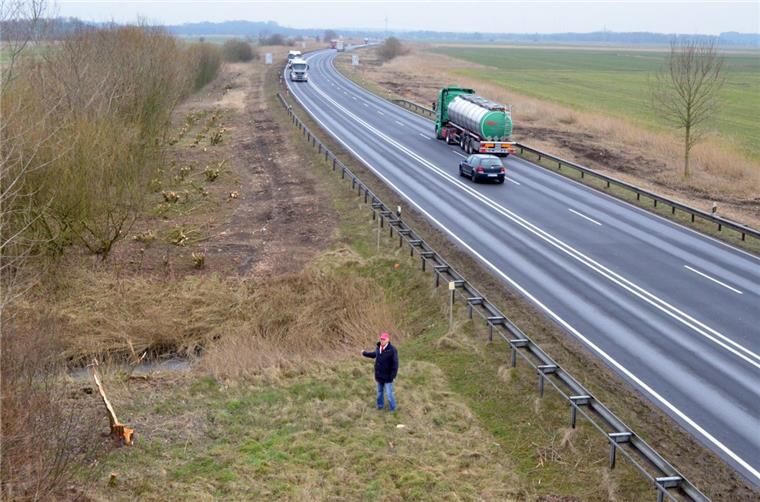 Beschwerden nach Kahlschlag zwischen Stotel und dem Wesertunnel Wilfried Töpfer klagt über den Kahlschlag an der Zufahrt zum Wesertunnel (B437). „Die Natur wird Jahre brauchen, bis sie sich davon erholt hat“, schimpft er.