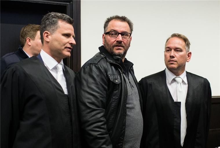 Fall Höxter: Staatsanwaltschaft schildert die Horror-Taten Wilfried W. (mitte) soll gemeinsam mit seiner Ex-Frau Angelika W. über Jahre hinweg Frauen mit Kontaktanzeigen in ihr Haus nach Höxter gelockt und dabei einige von ihnen schwer misshandelt haben.