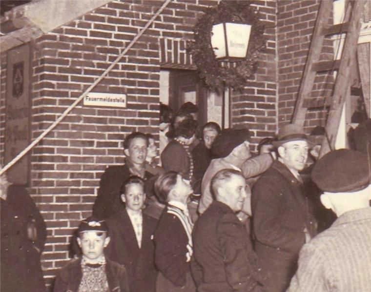 Stadland: Alter Brief taucht nach 81 Jahren wieder auf Wilhelm Behrens (3. von rechts, ohne Hut) beim Aufstellen des Maibaums vor der Gaststätte in Reitlanderzoll. Zudem hatte er eine Landwirtschaft, leitete die Poststelle und war auch als Feuermelder tätig.