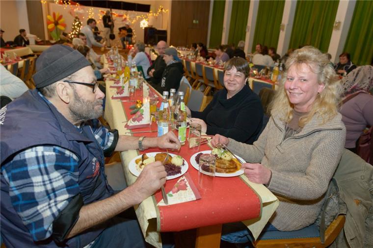 Bremerhaven: Schausteller aus Beers organisiert Weihnachtsfest für Bedürftige Wilhelm Schröder, Roswitha Büttner und Barbara (von links) genießen das Weihnachtsfest im Familienzentrum Grünhöfe.
