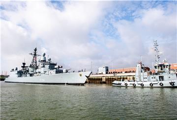 Die Fregatte «Lübeck» läuft in den Hafen am Marinestützpunkt ein.