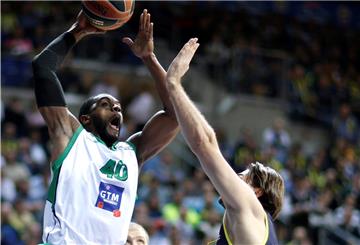 Will Daniels (links) hat schon auf höchstem Niveau gespielt. Das Bild zeigt den Power Forward in einem Euroleague-Spiel mit seinem Ex-Club JSF Nanterre gegen Fenerbahce Istanbul.